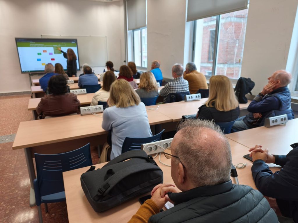 IMG Visita del alumnado del Aula de Mayores de Jerez a las instalaciones del ILA